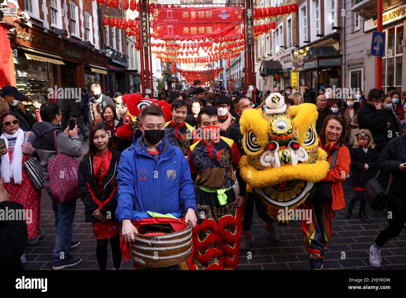 Des artistes de rue traversent Chinatown lors des célébrations du premier jour du nouvel an lunaire à Londres, en Grande-Bretagne, le 1 février 2022.REUTERS/Henry Nicholls Banque D'Images