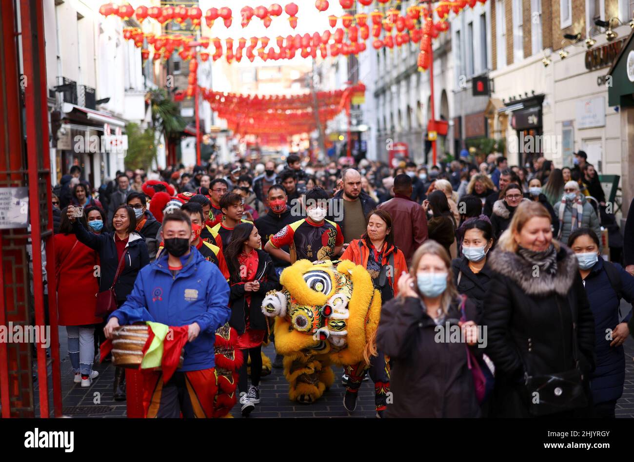 Les gens traversent Chinatown lors des célébrations du premier jour du nouvel an lunaire à Londres, en Grande-Bretagne, le 1 février 2022.REUTERS/Henry Nicholls Banque D'Images
