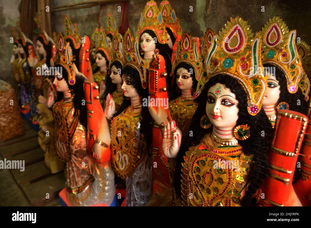 Kolkata, Inde.01st févr. 2022.Kolkata, 01/02/2022, Saraswati puja sera célébrée en Inde le samedi 5th février.À Kolkata, des idoles de Saraswati colorées sont disponibles à l'achat.(Photo d'Avik Purkait /Pacific Press) Credit: Pacific Press Media production Corp./Alay Live News Banque D'Images