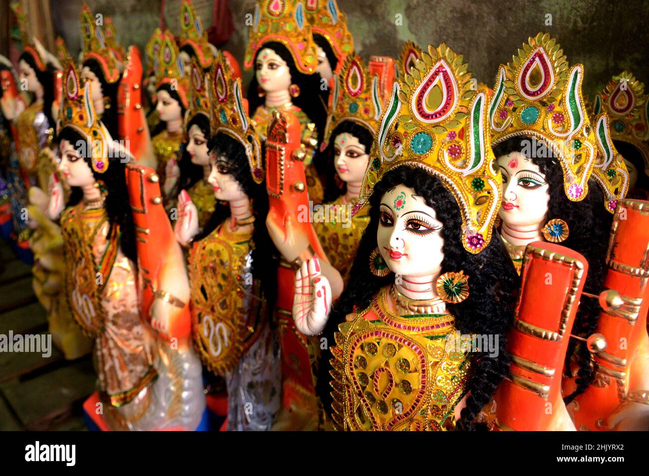 Kolkata, Inde.01st févr. 2022.Saraswati puja sera célébrée en Inde le samedi 5th février.À Kolkata, des idoles de Saraswati colorées sont disponibles à l'achat.(Photo d'Avik Purkait /Pacific Press) Credit: Pacific Press Media production Corp./Alay Live News Banque D'Images