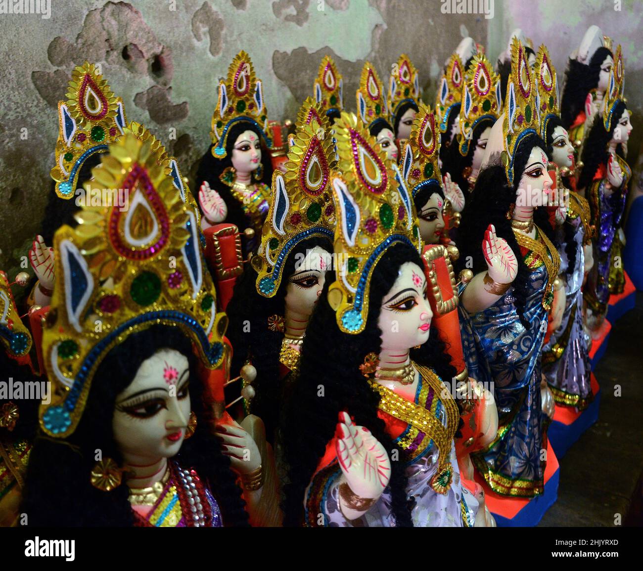 Kolkata, Inde.01st févr. 2022.Saraswati puja sera célébrée en Inde le samedi 5th février.À Kolkata, des idoles de Saraswati colorées sont disponibles à l'achat.(Photo d'Avik Purkait /Pacific Press) Credit: Pacific Press Media production Corp./Alay Live News Banque D'Images