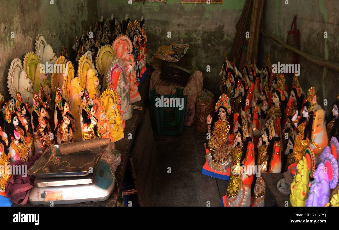 Kolkata, Inde.01st févr. 2022.Saraswati puja sera célébrée en Inde le samedi 5th février.À Kolkata, des idoles de Saraswati colorées sont disponibles à l'achat.(Photo d'Avik Purkait /Pacific Press) Credit: Pacific Press Media production Corp./Alay Live News Banque D'Images