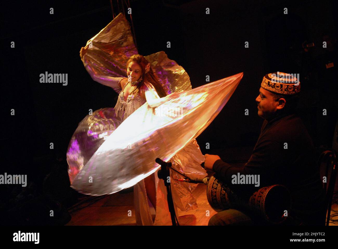 Rome, Italie 24/03/2007: Festival interethnique de musique, d'art et de cuisine du monde entier, dans la photo danse du ventre par Malina du Maroc accompagnée par Ashraf de l'Egypte.Villaggio globale di Testaccio.© Andrea Sabbadini Banque D'Images
