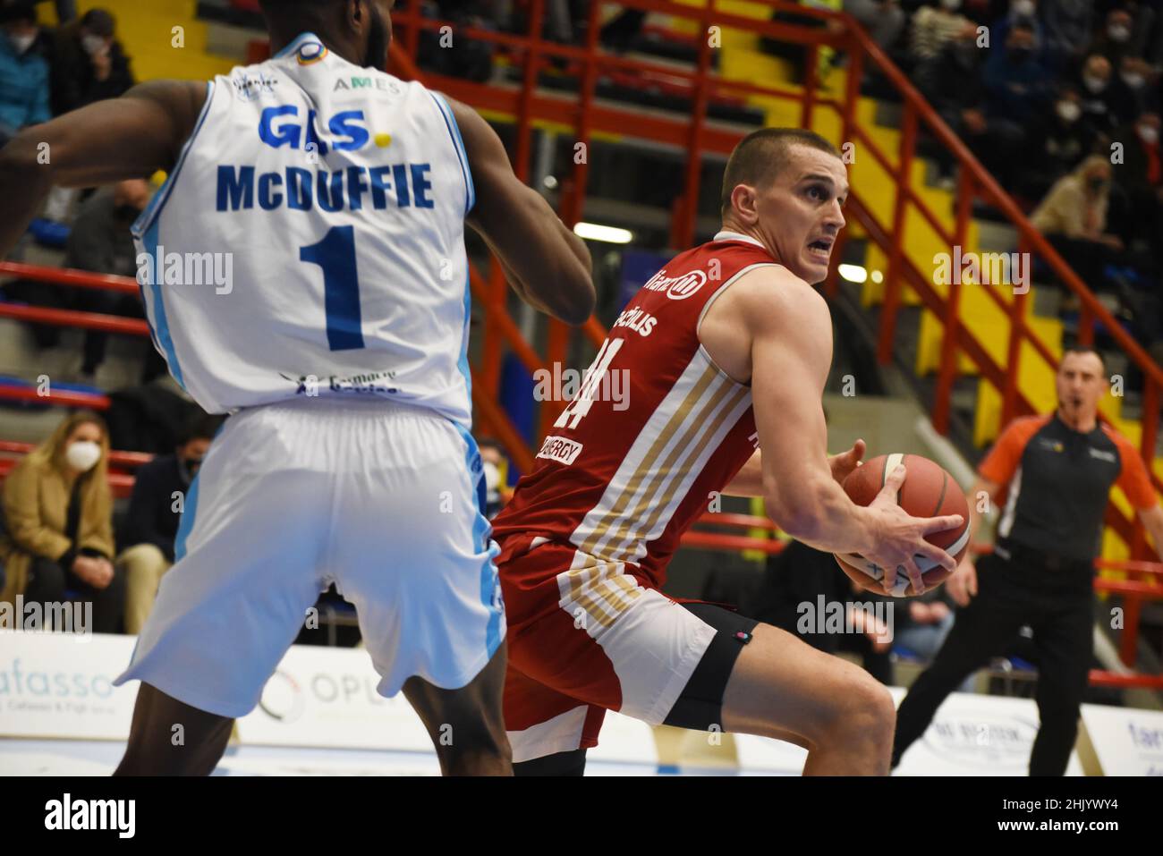 Naples, Campanie, Italie.31st janvier 2022.Salle de sport Palabarbuto de Naples, le Panier Gevi Napoli et Allianz Pallacansto Trieste ont joué le match du Panier Lega série A. avec la chemise rouge Andrejs Grazulis combat pour le ballon, Naples a gagné le match avec la note 89-82 (Credit image: © Pasquale Gargano/Pacific Press via ZUMA Press Wire) Banque D'Images