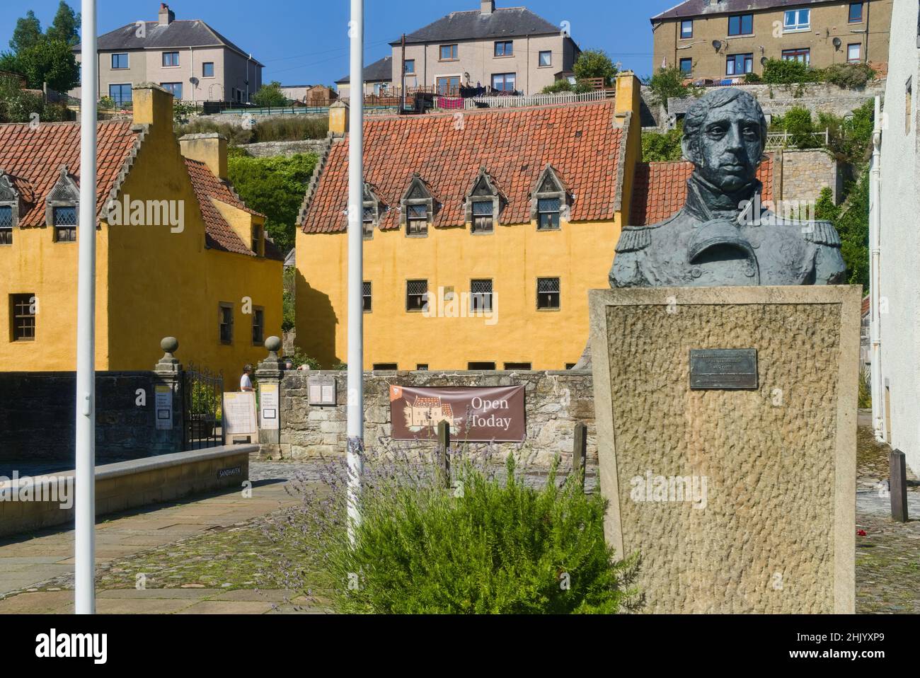 Ancien village de Culross sur la route côtière de Fife.Montrant la statue, buste de l'amiral Lord Alexander Cochrane.Palace, Culross, Fife, Écosse, royaume-uni Banque D'Images