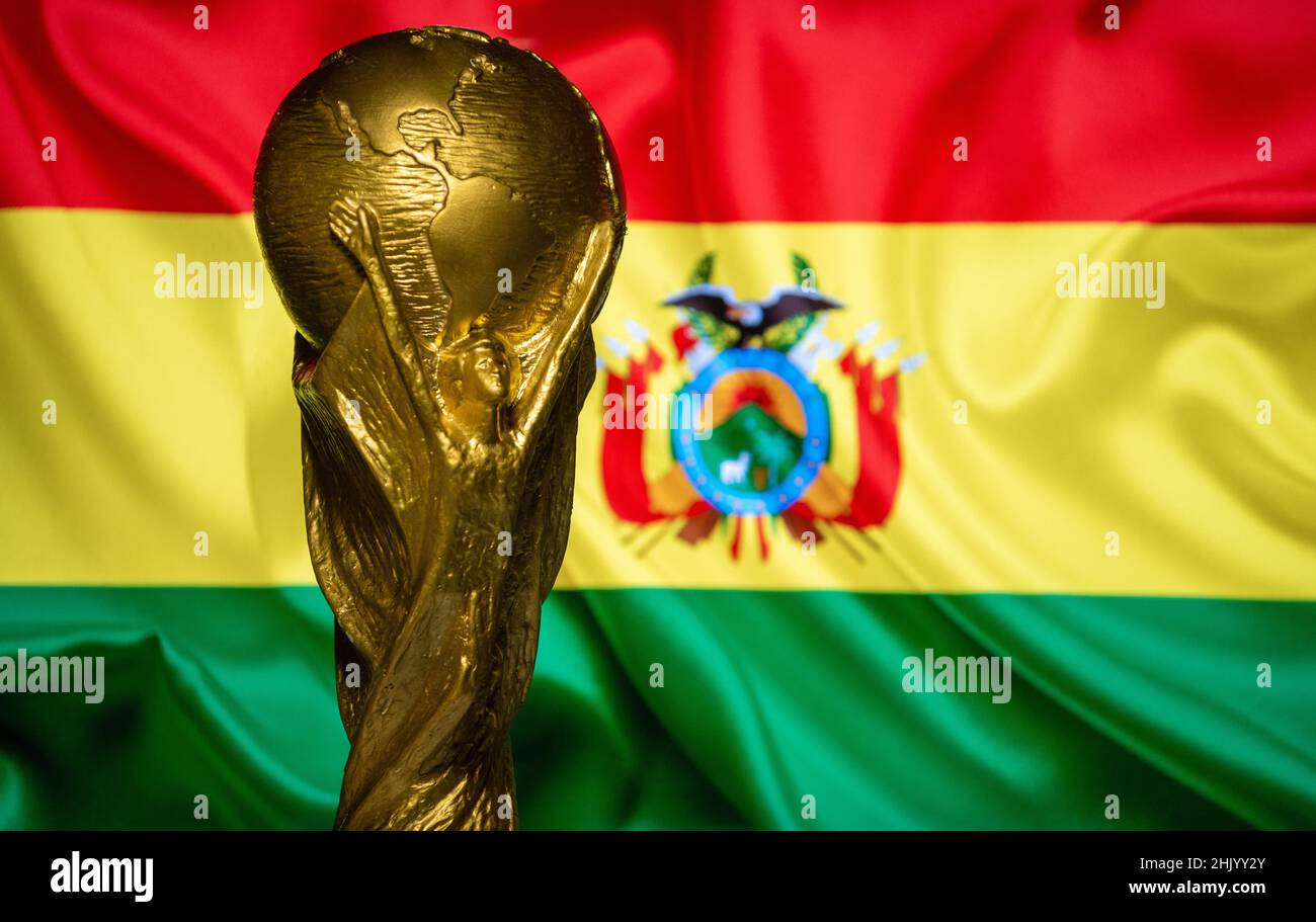 6 octobre 2021 la Paz, Bolivie.Coupe du monde de la FIFA sur le fond du drapeau de la Bolivie. Banque D'Images