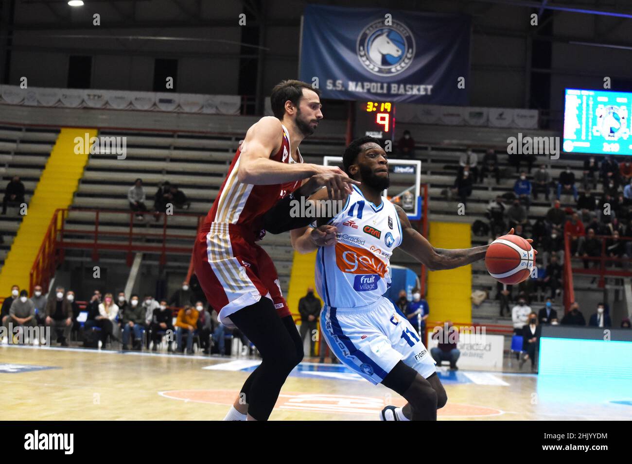 Naples, Campanie, Italie.31st janvier 2022.Salle de sport Palabarbuto de Naples, le Panier Gevi Napoli et Allianz Pallacansto Trieste ont joué le match du Panier Lega série A. avec chemise blanche Jordan Parks Fight for the ball, Naples a gagné le match avec le score 89-82 (Credit image: © Pasquale Gargano/Pacific Press via ZUMA Press Wire) Banque D'Images