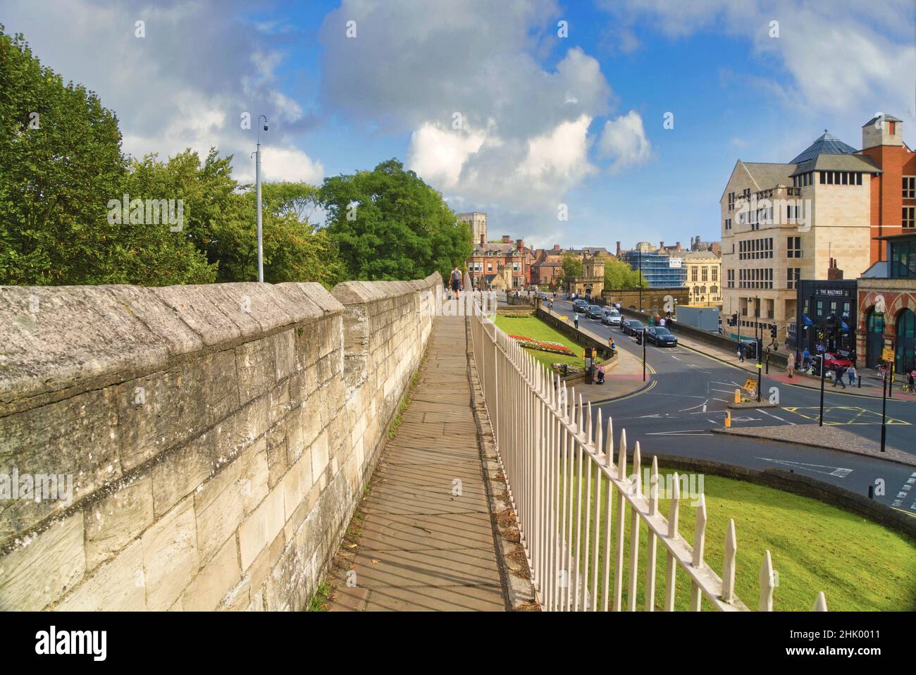 Vue sur le pont de Lendal vers York minster en forme de remparts de la ville.Fleurs, lits.Centre-ville de York.Yorkshire, Angleterre, Royaume-Uni Banque D'Images