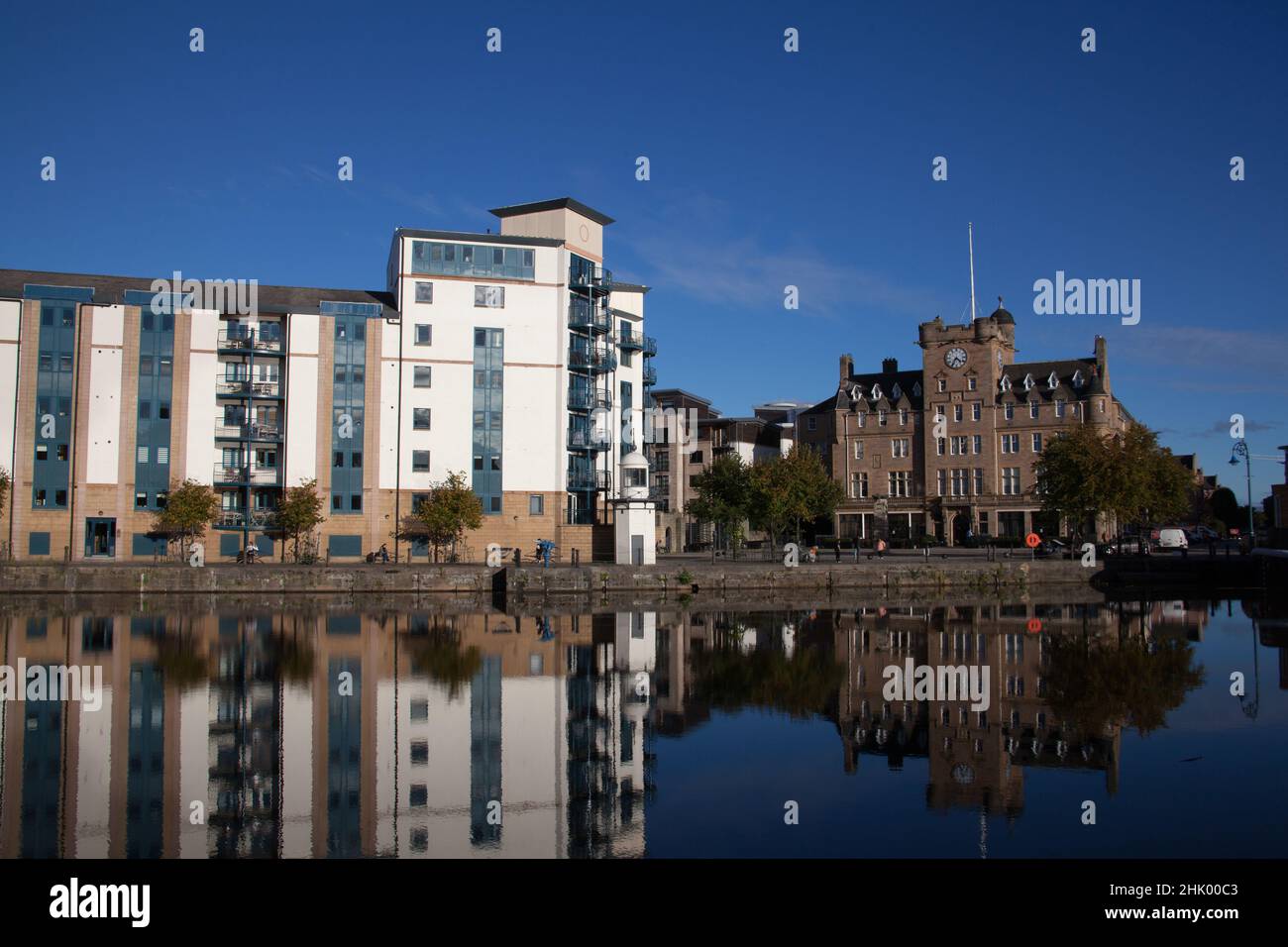 Vue sur la rive à Leith, Édimbourg, Écosse au Royaume-Uni Banque D'Images