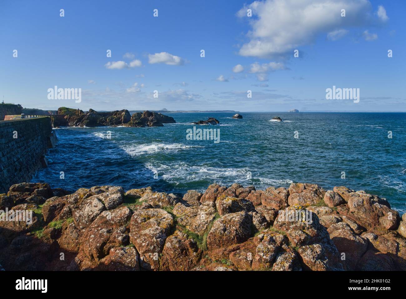 En regardant vers l'ouest le long de l'estuaire du Forth depuis le port de Dunbar - la batterie Lamer.East Lothian, Écosse, Royaume-Uni Banque D'Images