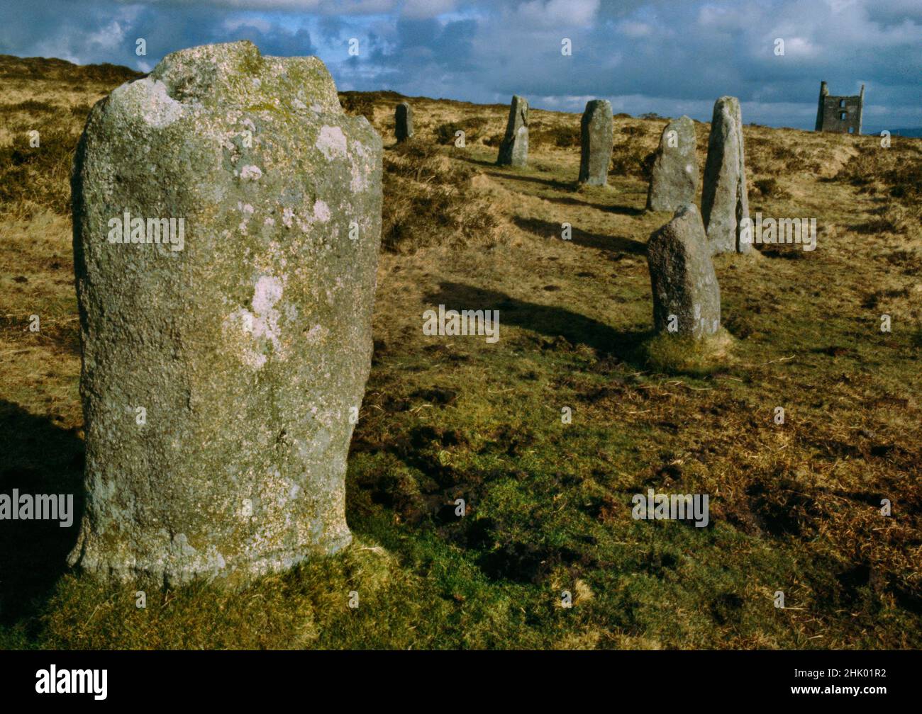 Le cercle de pierre néolithique central des Hurlers, Bodmin Moor, Cornwall, Angleterre, Royaume-Uni: Voir ne à l'arc SW avec une mine d'étain en ruines à l'arrière. Banque D'Images