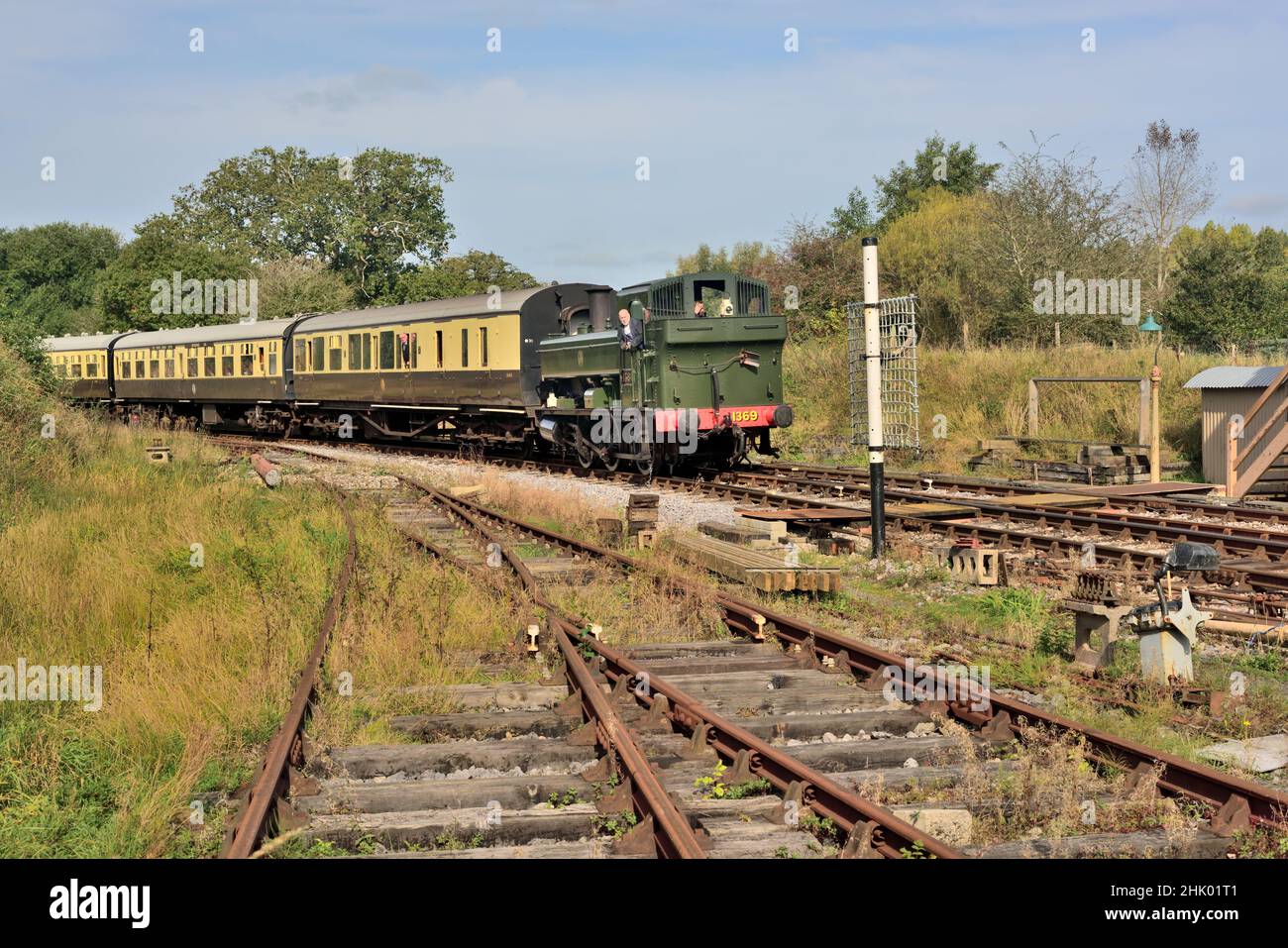 Un train à vapeur arrive à la gare de Totnes Riverside sur le South Devon Railway.(Voir remarque). Banque D'Images