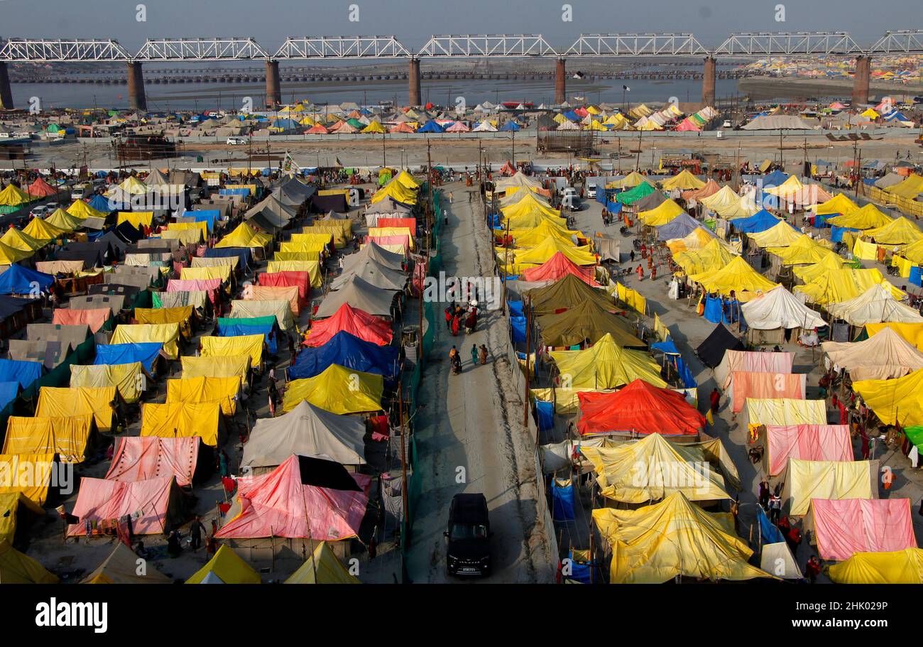 Une vue générale de la région de Magh Mela où les dévotés restent pour un demi-mois et prennent un bain Saint dans la rivière Ganges et Sangam à Prayagraj Inde. Banque D'Images