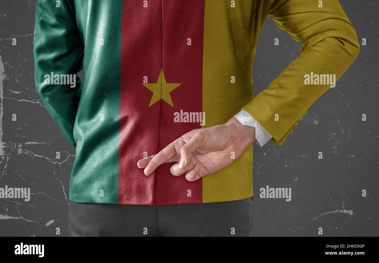 Veste d'homme d'affaires avec drapeau du Cameroun avec ses doigts croisés  derrière son dos Photo Stock - Alamy
