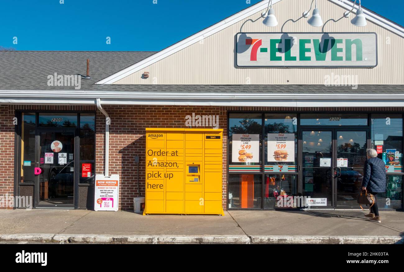 Amazon Locker Kiosk pour le ramassage des colis commande en ligne entre les magasins a 7-11 et Dunkin Donuts Banque D'Images