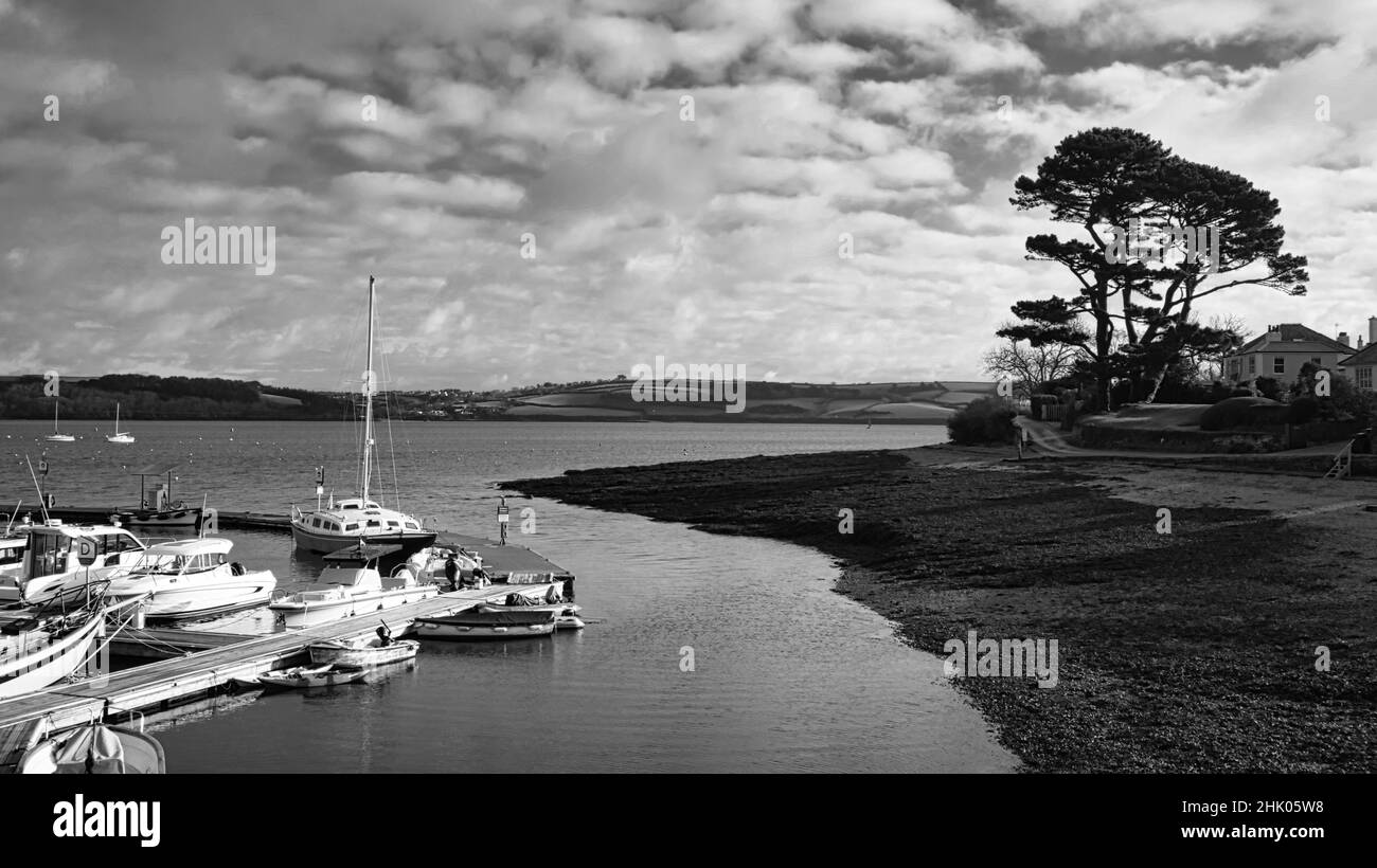 Vue sur le port de Mylor en descendant l'estuaire de la FAL à Cornwall Banque D'Images