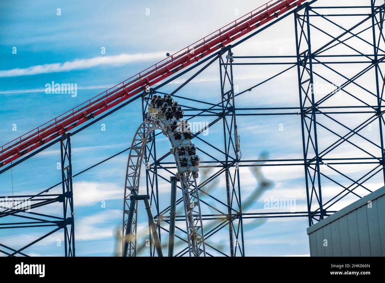 Icône à Pleasure Beach Blackpool Testing avant qu'il ait été ouvert au public, moins la voiture avant ou zéro et avec les nuls de l'eau, Mack manèges Coaster Banque D'Images