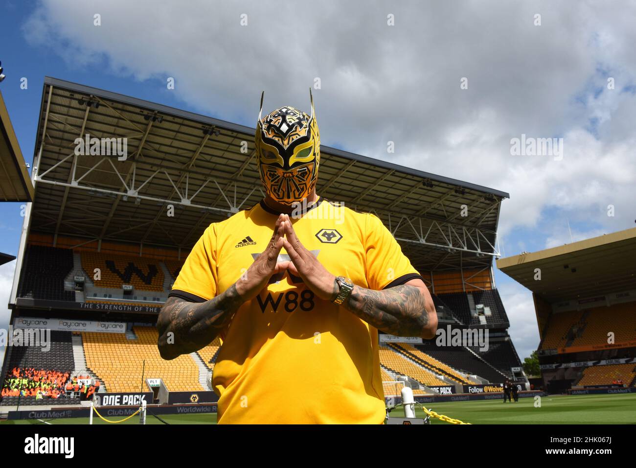 Le lutteur mexicain Sin Cara à Molineux pour voir son compatriote Raul Jimenez jouer au football. Wolverhampton Wanderers contre Fulham 04/05/2019 Banque D'Images