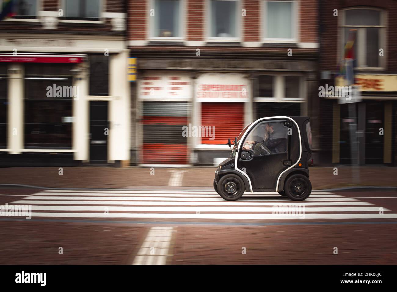 Mini voiture urbaine efficace dans les rues d'Amsterdam Banque D'Images