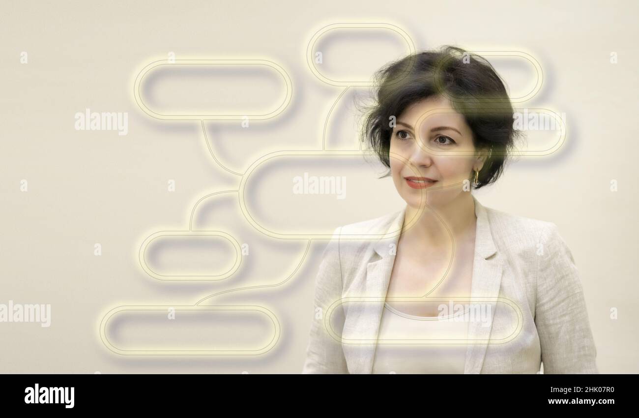 Femme d'affaires regardant le cadre de schéma de bloc. Banque D'Images