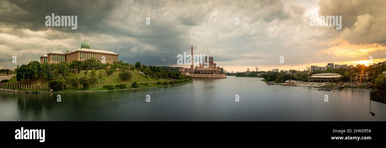 Putra Jaya, Malaisie - janvier 2022 : Perdana Putra et la mosquée Putra dans une scène panoramique sur le lac Putrajaya Banque D'Images