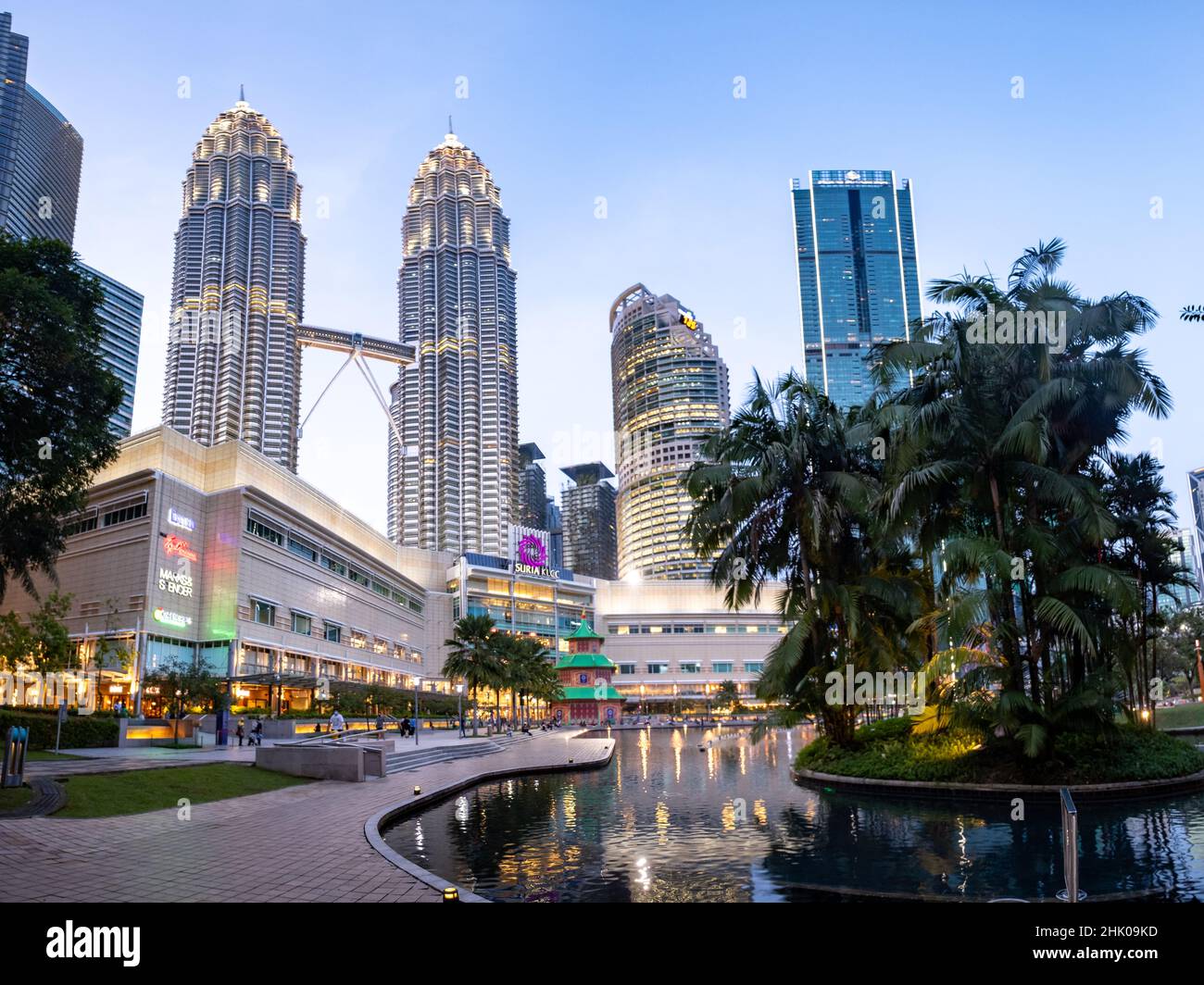 Kuala Lumpur, Malaisie - janvier 2022: Les tours Petronas et le centre commercial Suria du parc KLCC - célèbres gratte-ciels dans le monde entier Kuala Lumpur City CEN Banque D'Images