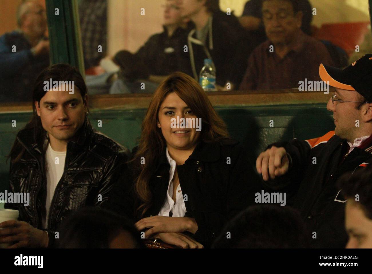 Yuridia ou Yuridia Gaxiola avec compagnie dans les sièges du stade de baseball Hector Espino pour regarder les Naranjeros de Hermosllo jouer en 2013. (Photo de Luis Gutierrez / NortePhoto) Yuridia o Yuridia Gaxiola con compañia en las butacas del estadio de beisbol Hector Espino para ver jugar a los Naranjeros de Hermosllo el 2013.(photo de Luis Gutierrez/NortePhoto) Banque D'Images