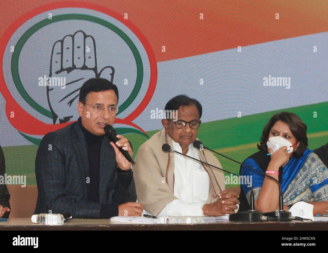 L’ancien ministre des Finances de l’Union et chef du Congrès P. Chidambaram (C) et Randeep Singh Surjewala (L) ont vu prononcer des discours lors d’une conférence de presse.Nirmala Sitharaman a qualifié le budget des discours de « budget le plus capitaliste jamais lu » par un ministre des Finances.En prenant un coup d'Etat devant le ministre des Finances de l'Union, Chidambaram a remercié Sitharaman de "se souvenir qu'il y a des pauvres" dans le pays, car le mot "pauvres" n'apparaît que deux fois, au paragraphe 6, du discours sur le budget.Il a affirmé que le peuple de ce pays rejettera le « budget capitaliste.(Photo de Ganesh Chandra/SOPA Images/Sipa U Banque D'Images