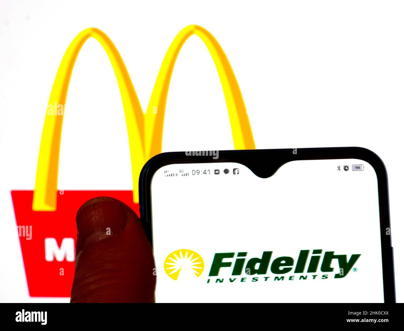 Ukraine.01st févr. 2022.Dans cette illustration, le logo Fidelity Management & Research Co. S'affiche sur l'écran d'un smartphone avec un logo McDonald's Corporation en arrière-plan.(Photo par Igor Golovniov/SOPA Images/Sipa USA) crédit: SIPA USA/Alay Live News Banque D'Images