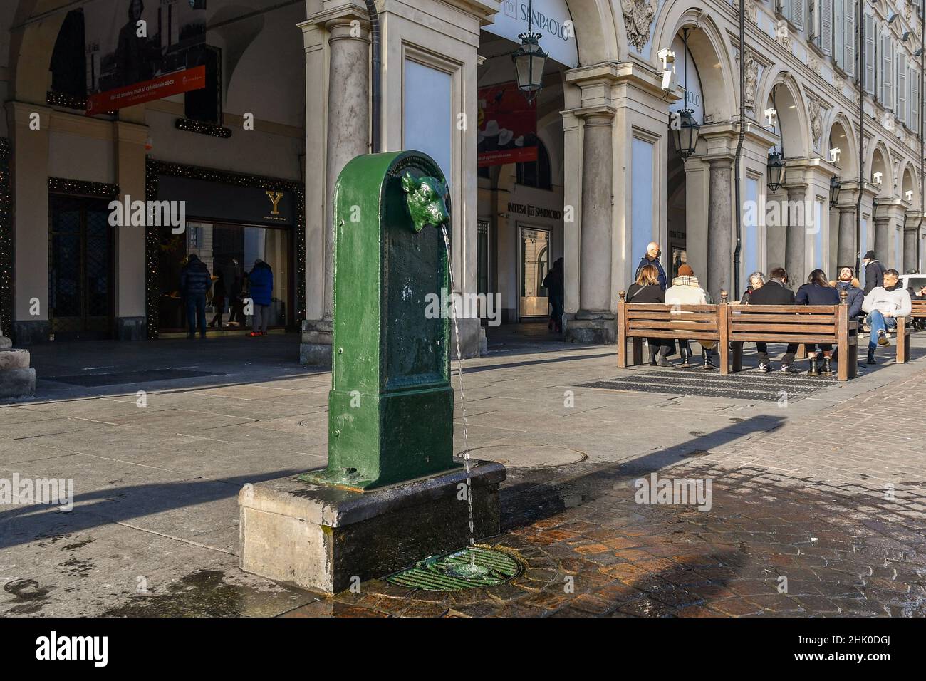 Une fontaine publique typique appelée "toret", qui est "petit taureau", un des symboles de Turin, sur la place de San Carlo, Piémont, Italie Banque D'Images