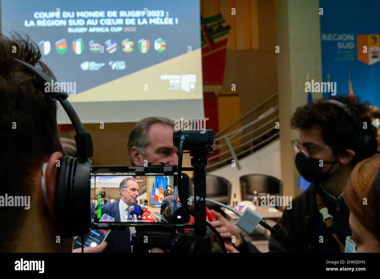 Renaud Muselier vu sur un écran de smartphone d'un journaliste répondant à la presse après la présentation officielle.Renaud Muselier, président de la région Sud (Provence, Alpes, Côte d'Azur) lance officiellement la coupe de rugby africaine 2022 qui aura lieu en juillet 2022.Les matchs de ce tournoi se tiendront à Marseille et Aix-en-Provence du 01 au 10 juillet 2022.Le gagnant sera qualifié pour la coupe du monde de rugby 2023 dans le pool A qui est composé de la France, de la Nouvelle-Zélande, de l'Italie et de l'Uruguay.(Photo de Laurent Coust/SOPA Images/Sipa USA) Banque D'Images