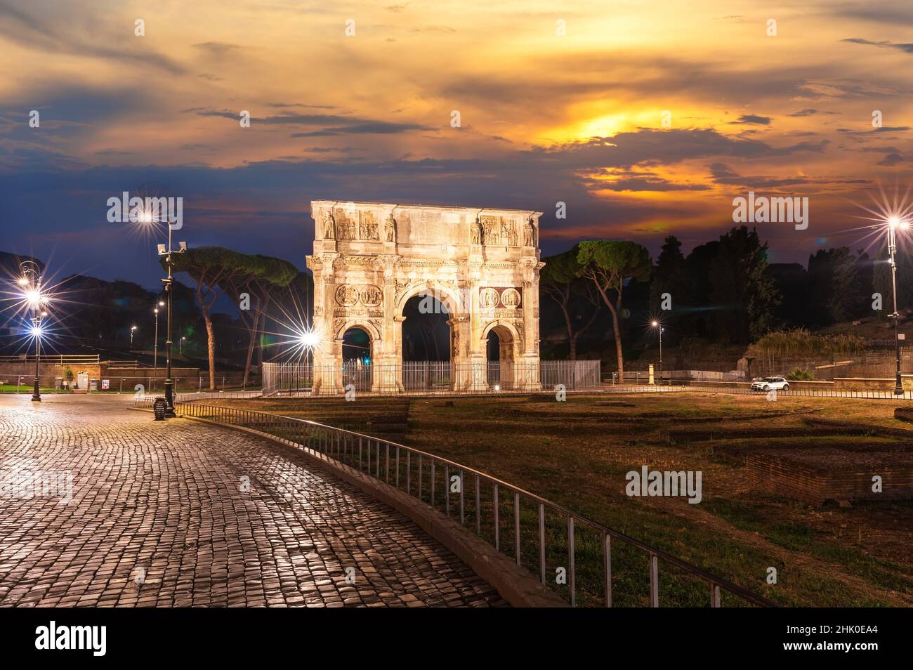 L'Arc de Triomphe de Constantine au crépuscule, Rome, Italie. Banque D'Images