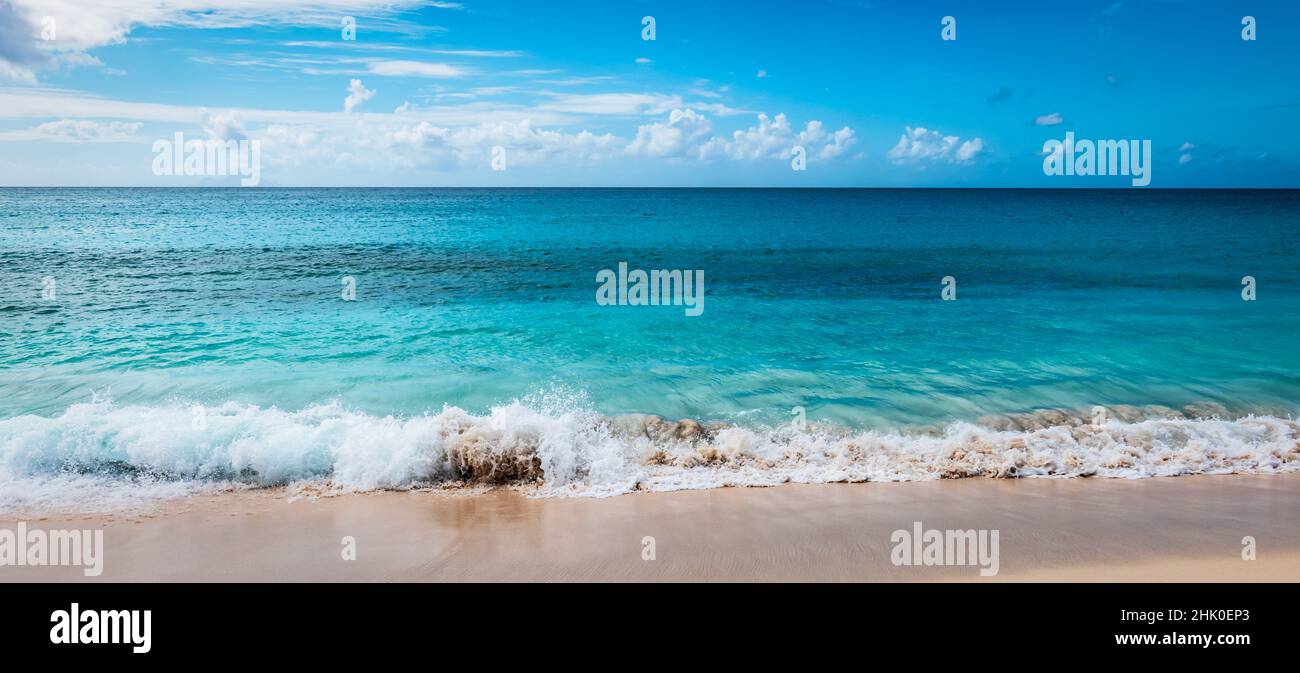 Belle plage de Sint Maarten, Petites Antilles. Banque D'Images