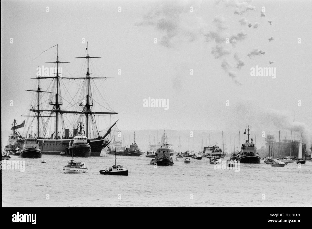 HMS Warrior arrivant à Portsmouth en 1987 après avoir été restaurée à Hartlepool, elle est ouverte au public Banque D'Images