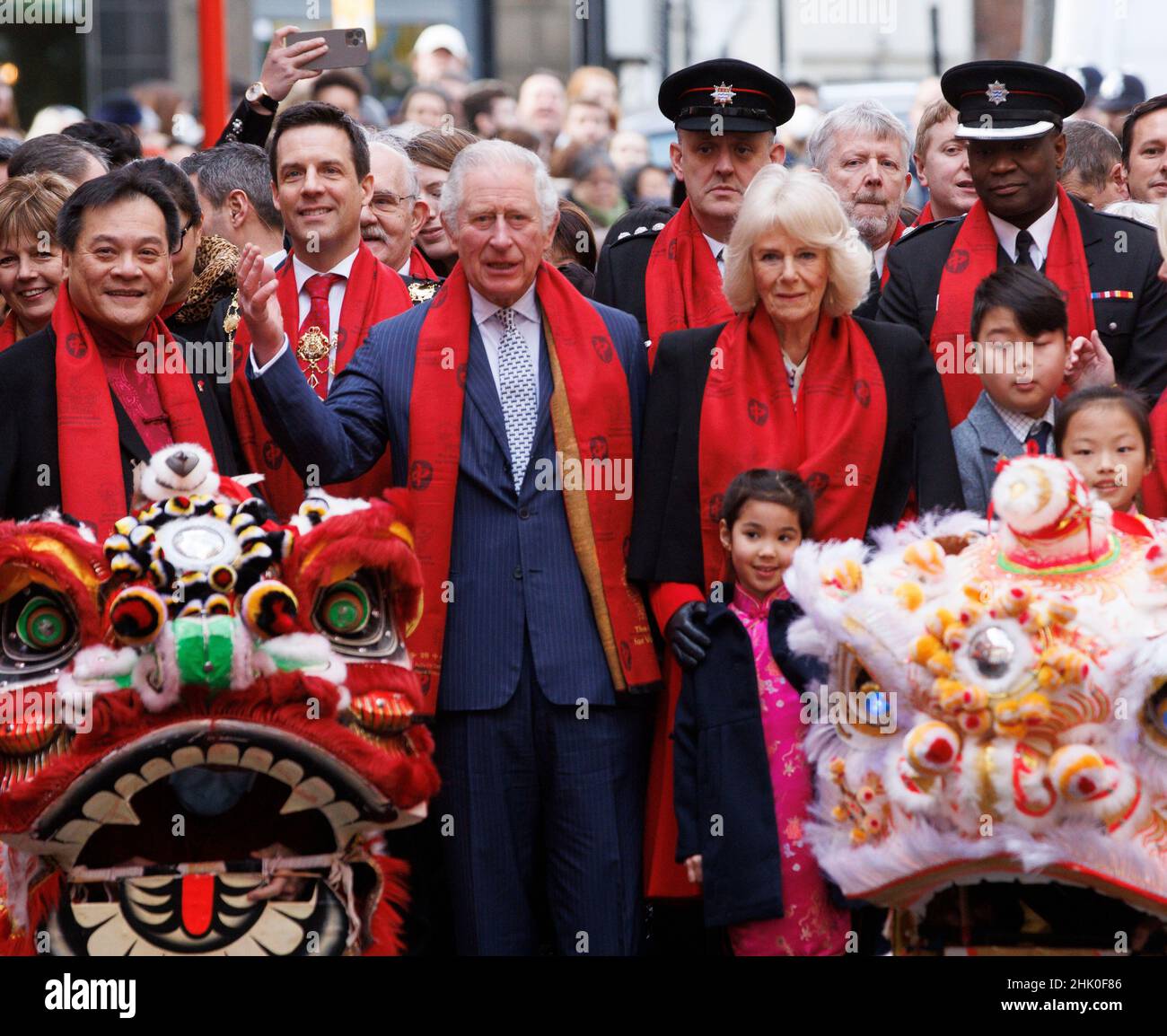 Londres, Royaume-Uni.1st févr. 2022.Le Prince Charles et Camilla, duchesse de Cornwall, portent des foulards rouges lorsqu'ils visitent Chinatown pour célébrer le nouvel an lunaire chinois qui commence le 1st février.C'est l'année du tigre.Crédit : Mark Thomas/Alay Live News Banque D'Images