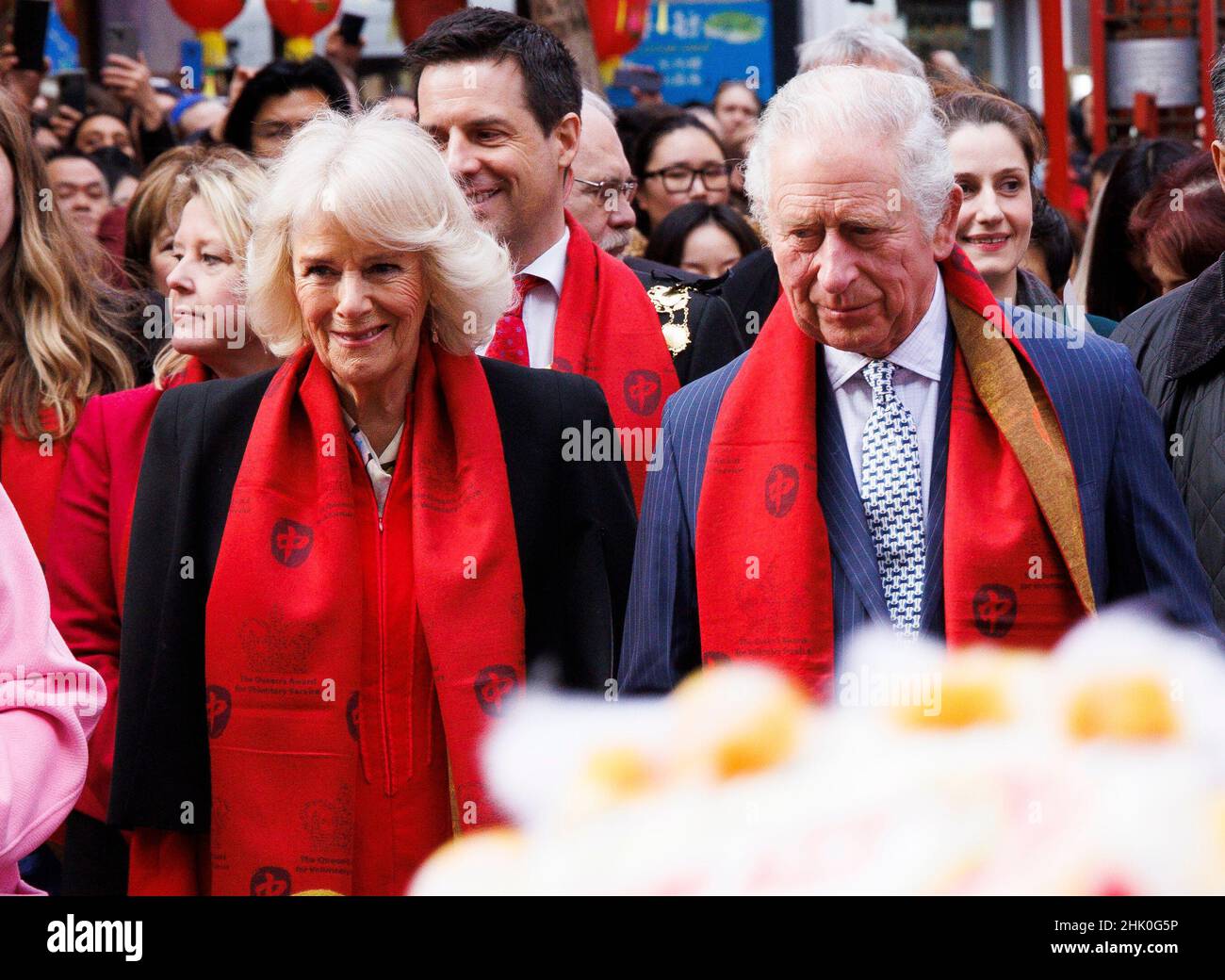 Londres, Royaume-Uni.1st févr. 2022.Le Prince Charles et Camilla, duchesse de Cornwall, portent des foulards rouges lorsqu'ils visitent Chinatown pour célébrer le nouvel an lunaire chinois qui commence le 1st février.C'est l'année du tigre.Crédit : Mark Thomas/Alay Live News Banque D'Images