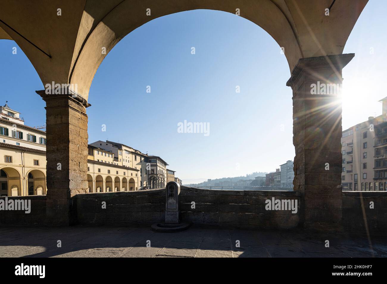 Florence, Italie.Janvier 2022. Les arches des bâtiments du vieux pont dans le centre historique de la ville Banque D'Images