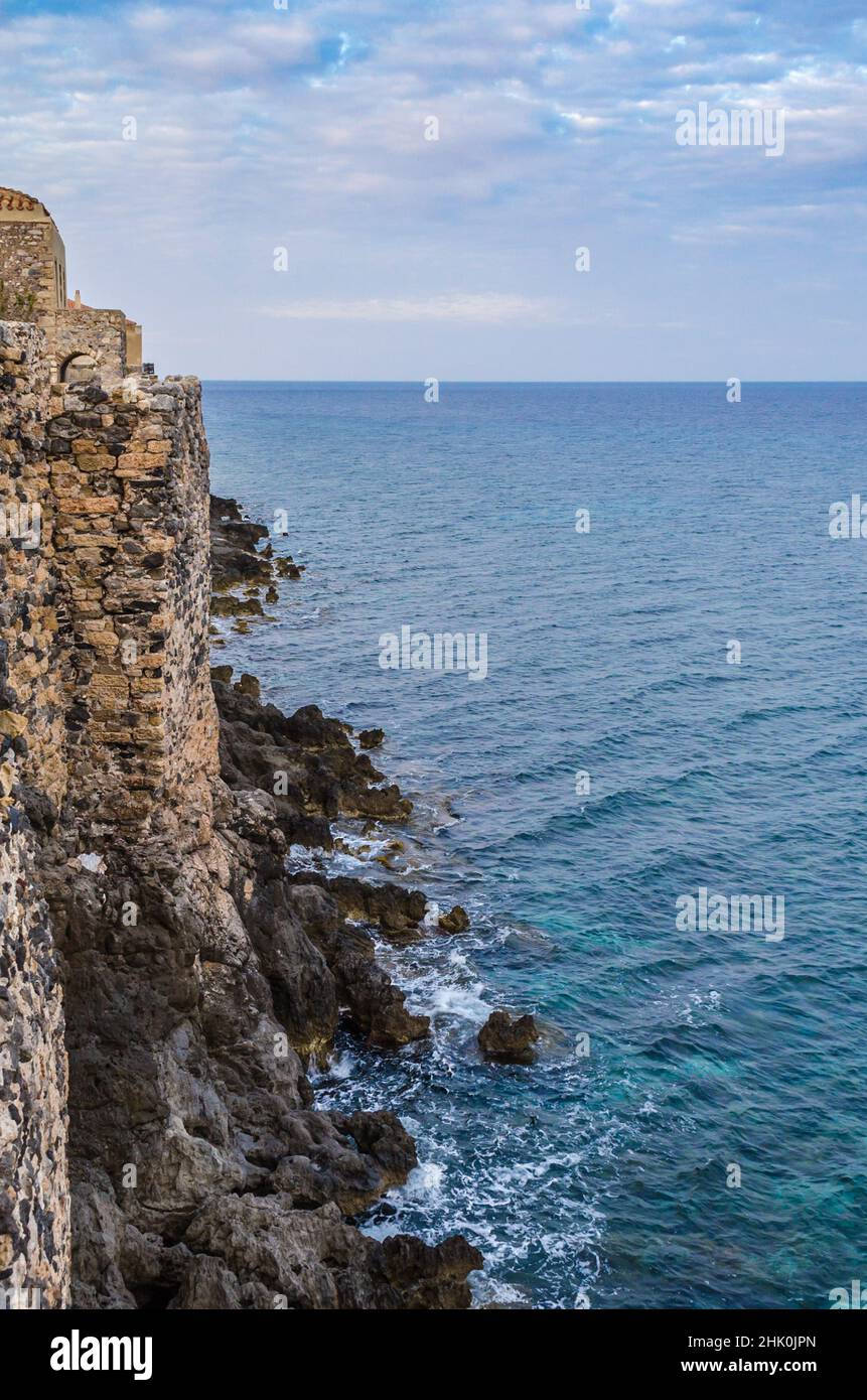 Vue sur la mer Ionienne et l'horizon à l'extérieur des murs du château de Monemvasia. Falaise abrupte et affleurement des Rocheuses. Monemvasia, Grèce Banque D'Images