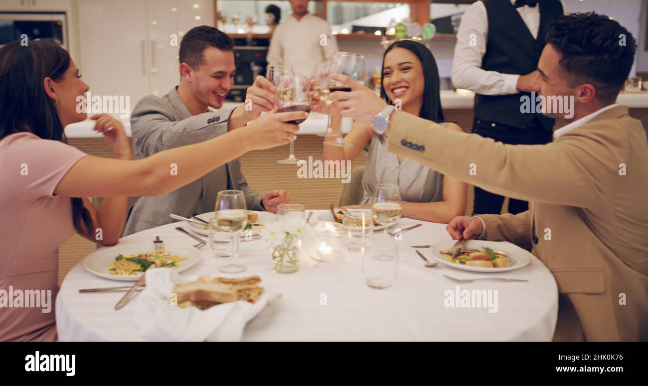 Santé à une bonne nuit dehors.4k séquences vidéo de deux couples qui s'amusent à deux dates. Banque D'Images