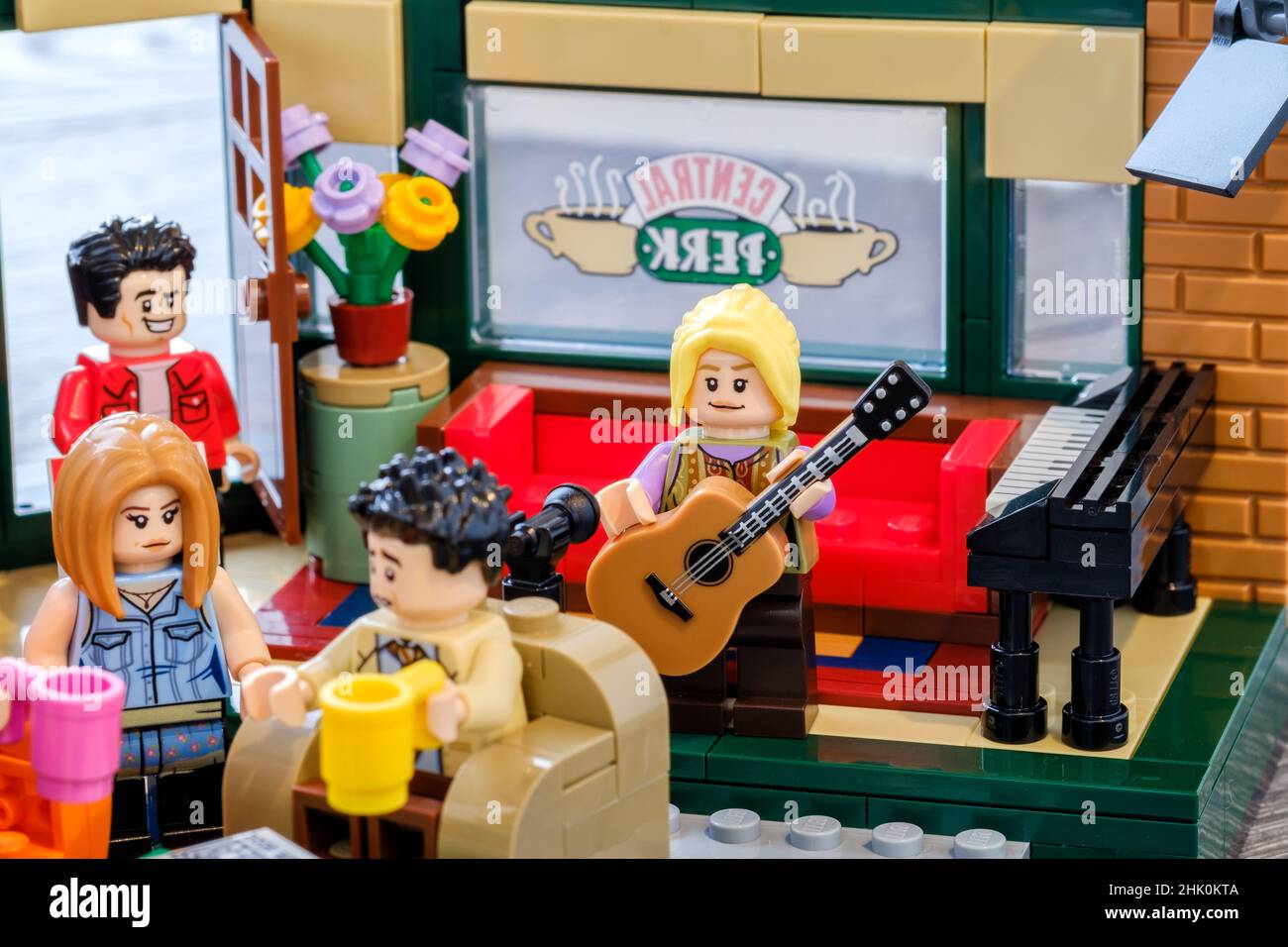 The Lego Ideas Central Perk, ensemble d'amis pris de la populaire série américaine de comédie TV. Tous les personnages principaux sont présentés, se détendre dans le café Banque D'Images