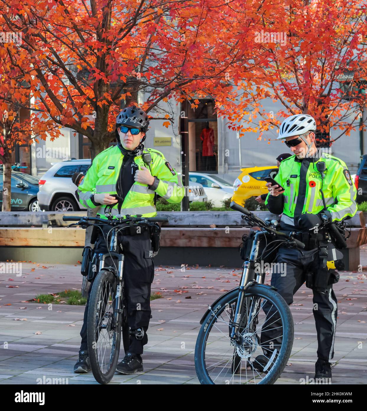 Police policière sur les vélos dans une ville.Deux policiers patrouillent sur leurs vélos dans les rues d'une Vancouver en Colombie-Britannique Banque D'Images