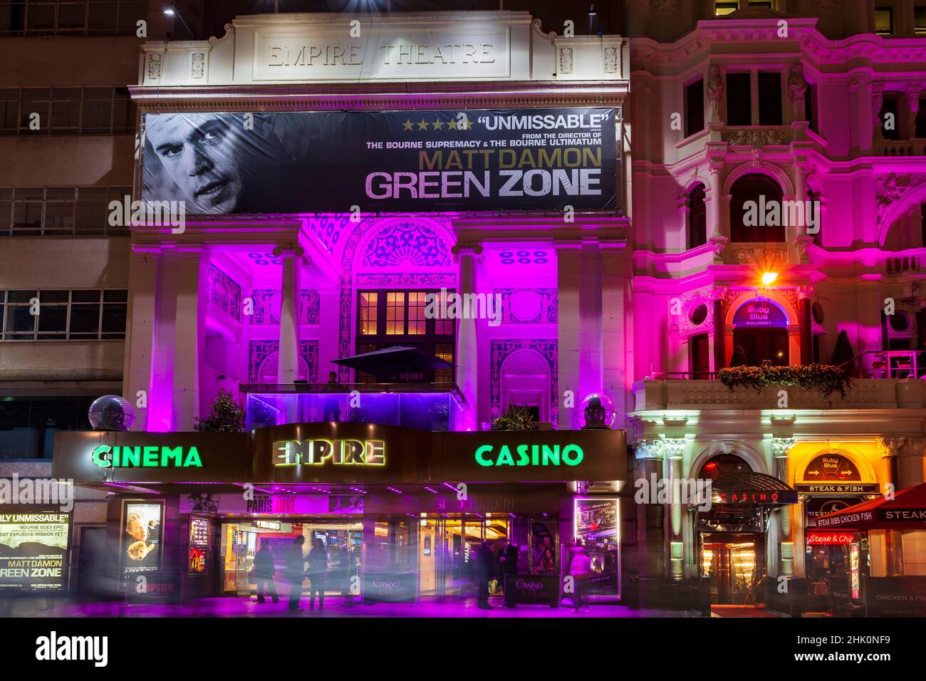 Empire Cinema and Casino à Leicester Square la nuit, Londres, Angleterre, Royaume-Uni Banque D'Images