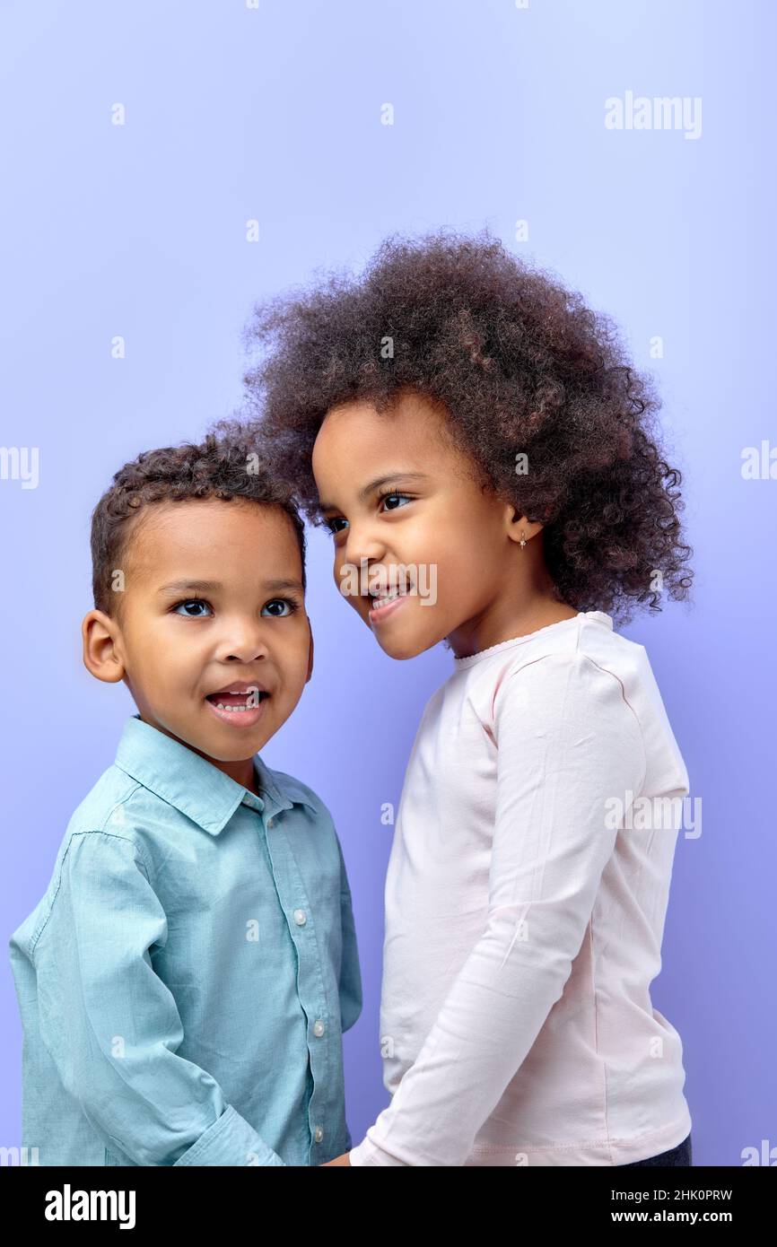 deux adorables petits amis qui se tiennent les mains ensemble