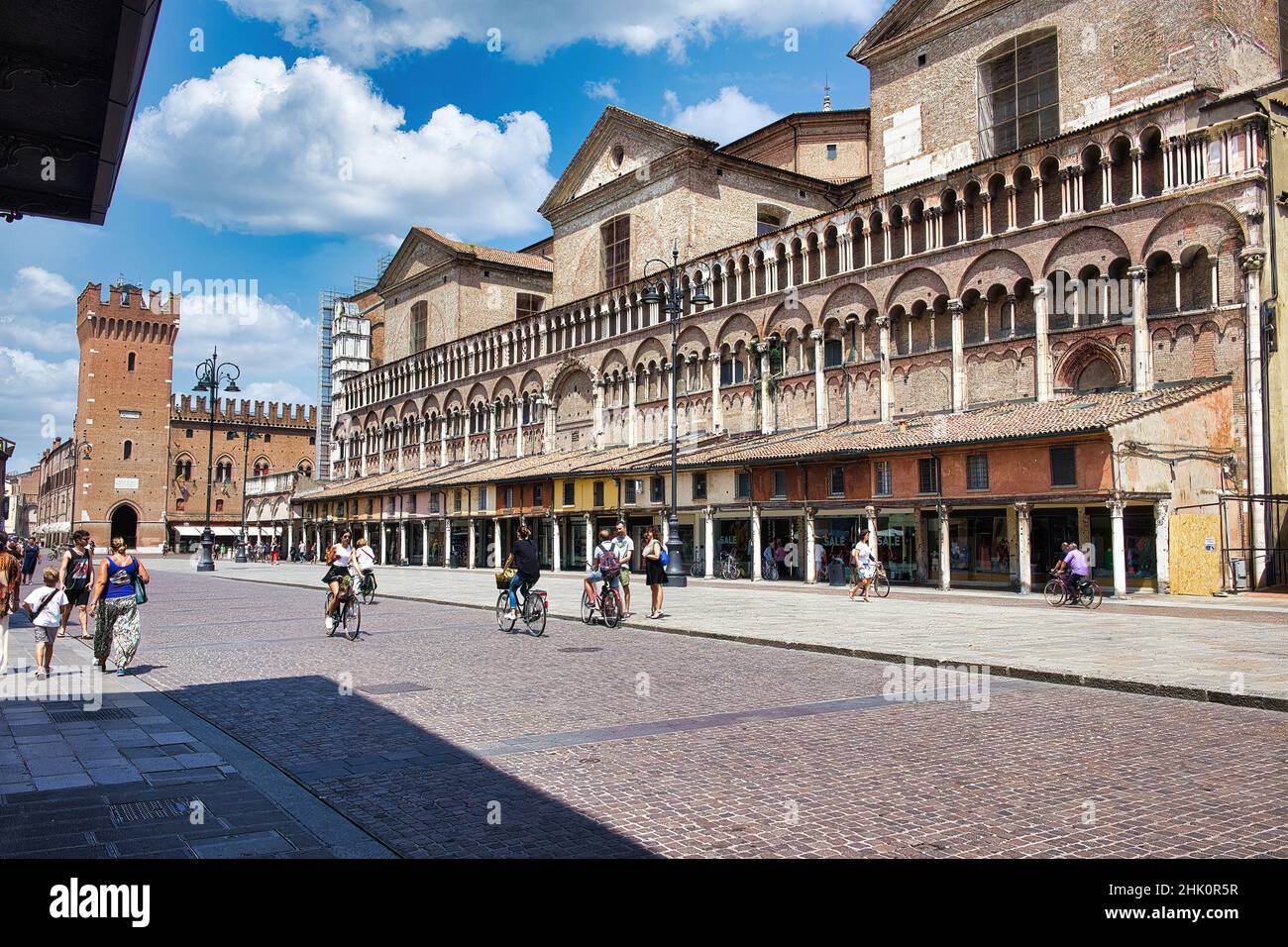 La belle Piazza Trento e Trieste à Ferrara, ville classée au patrimoine de l'UNESCO, Italie, Emilia Romagna- Banque D'Images