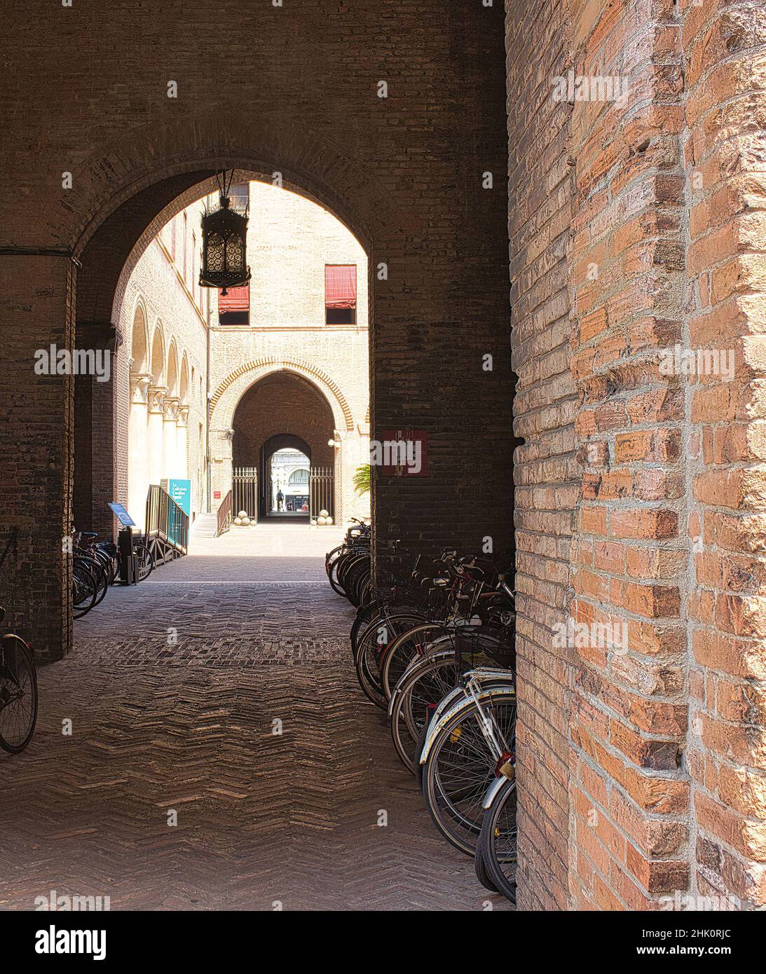 Place intérieure du célèbre château d'Estense (Castello Estense) de Ferrara (UNESCO) Banque D'Images