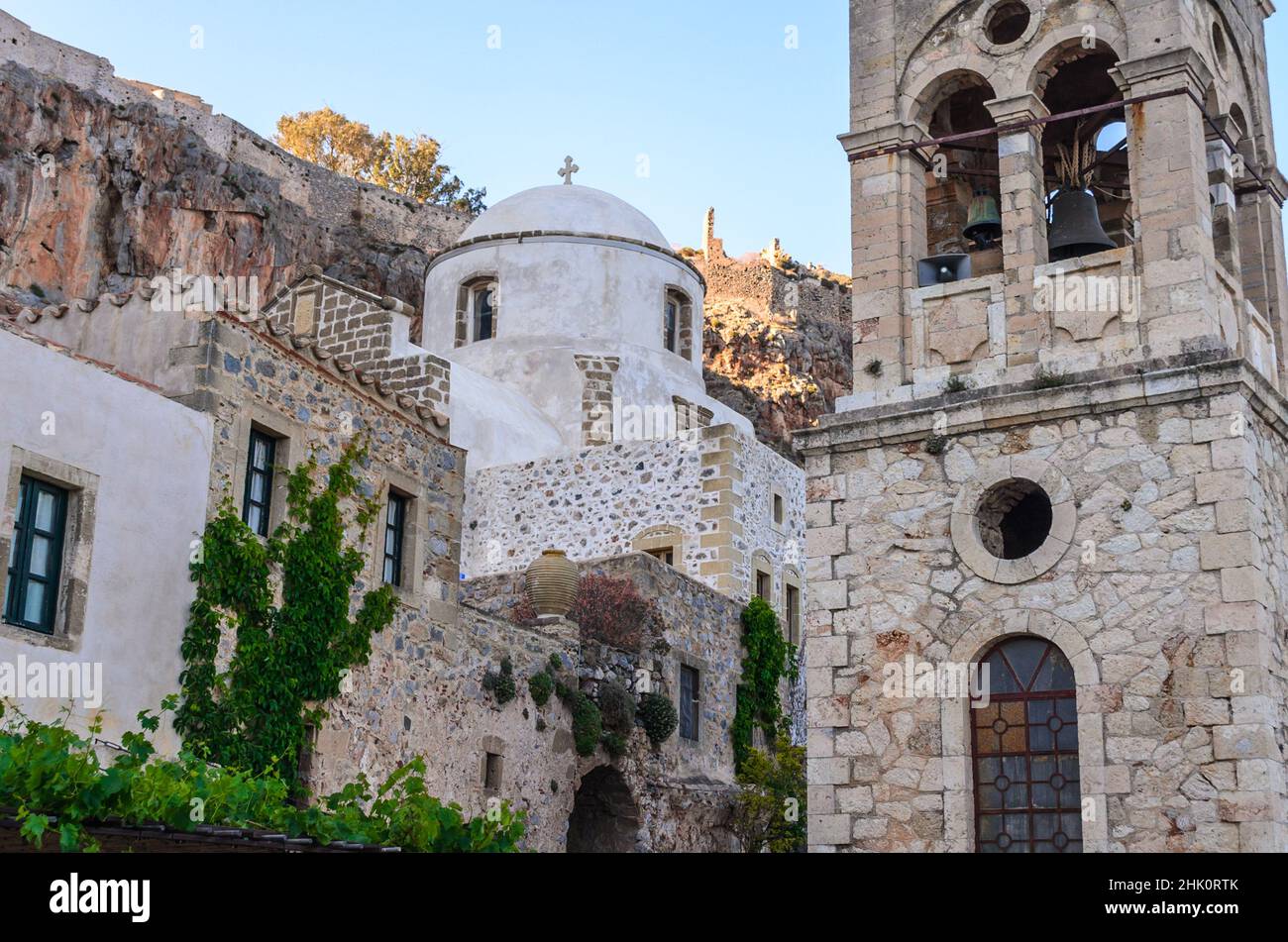 Vue à angle bas d'une église byzantine médiévale et de la Tour de Pierre Βelfry dans l'île de Monemvasia, Péloponnèse, Grèce.Bâtiments historiques à l'intérieur de Castle Town Banque D'Images