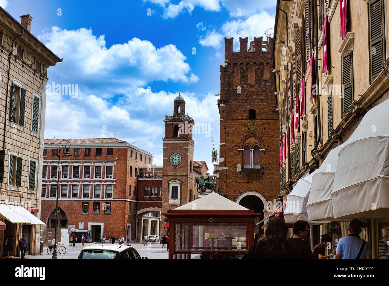 La belle Piazza Trento e Trieste à Ferrara, ville classée au patrimoine de l'UNESCO, Italie, Emilia Romagna- Banque D'Images