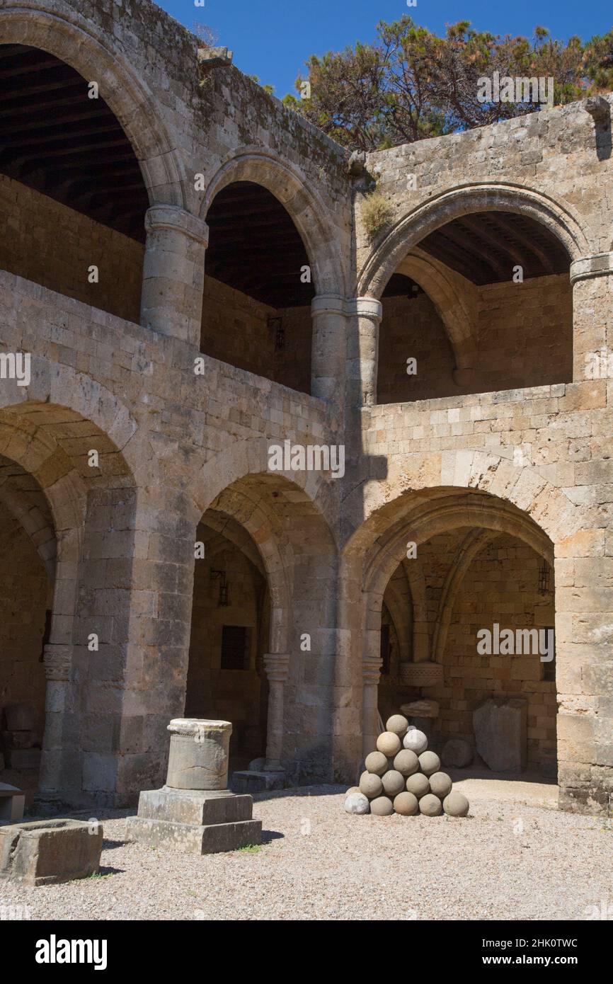 Balles de tir de pierre de Sling, cour, Musée archéologique, la vieille ville de Rhodes, Rhodes,Groupe des îles Dodécanèse, Grèce Banque D'Images