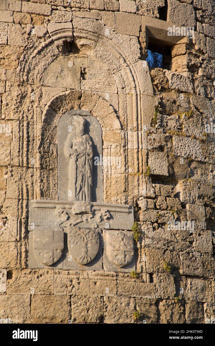 Relief en pierre avec armoiries, tour murale, vieille ville de Rhodes, Rhodes, Groupe de l'île du Dodécanèse,Grèce Banque D'Images