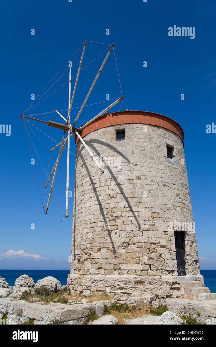 Moulins à vent de Mandraki, port de Mandraki, Rhodes, Groupe des îles Dodécanèse, Grèce Banque D'Images